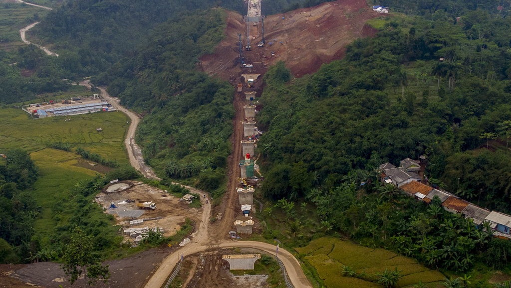 Jokowi Tunjuk Luhut Pimpin Komite Kereta Cepat Jakarta-Bandung