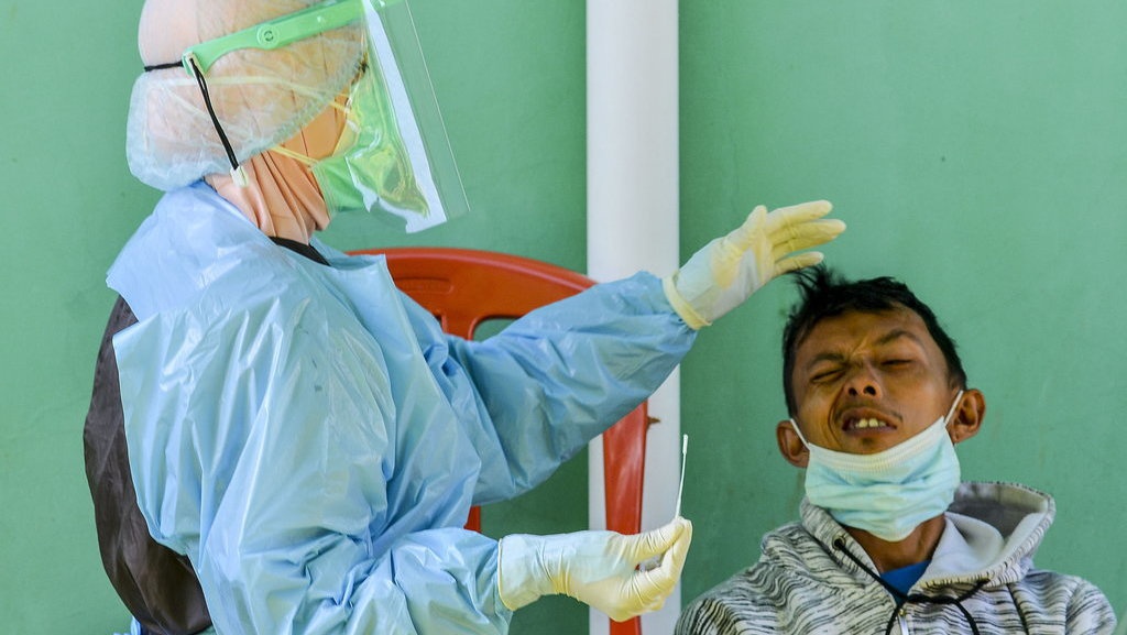 Jokowi Turunkan Harga Tes PCR COVID Jadi Rp450.000-Rp550.000