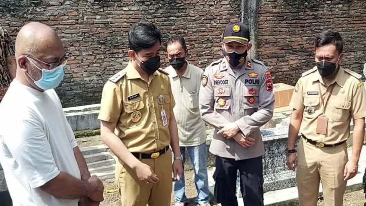 Duduk Perkara Kasus Perusakan Makam di Solo & Gibran Tutup Sekolah Duduk Perkara Kasus Perusakan Makam di Solo & Gibran Tutup Sekolah