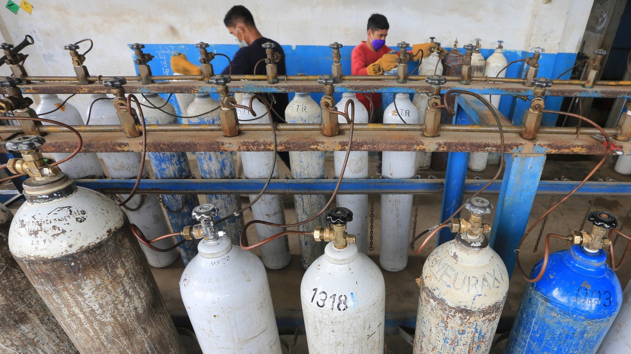 Warga Antre Isi Ulang Tabung Oksigen di Jaksel Jelang PPKM Darurat Warga Antre Isi Ulang Tabung Oksigen di Jaksel Jelang PPKM Darurat