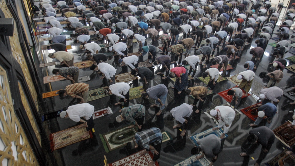 MUI Bolehkan Lagi Salat Jumat, Tarawih & Id dengan Saf Rapat