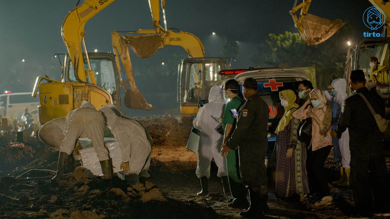 Antrean Mobil Jenazah di TPU Rorotan