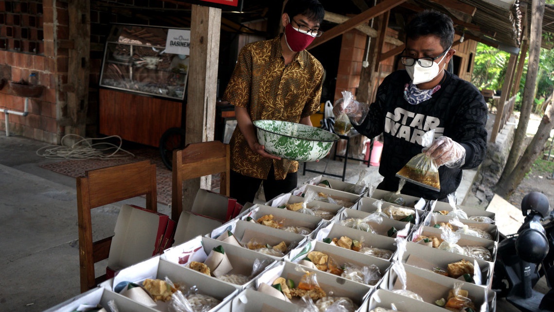 Warga Bantu Warga saat PPKM Darurat & Kasus Kematian Isoman Tinggi Warga Bantu Warga saat PPKM Darurat & Kasus Kematian Isoman Tinggi