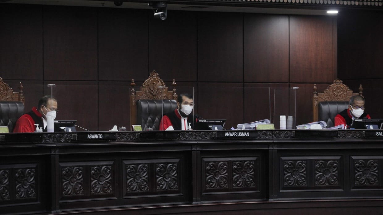 Siapa yang Berwenang Menguji Undang-undang Terhadap UUD 1945? Siapa yang Berwenang Menguji Undang-undang Terhadap UUD 1945?