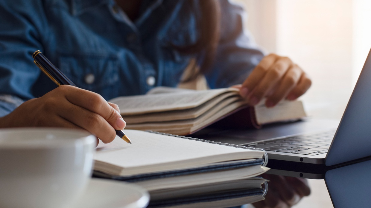 Resensi Novel: Pengertian, Contoh dan Cara Membuatnya Resensi Novel: Pengertian, Contoh dan Cara Membuatnya