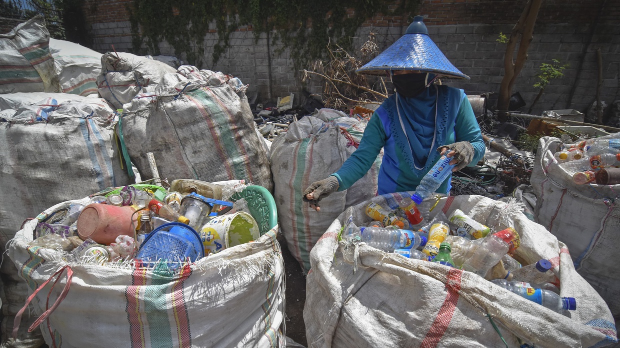 5 Kerajinan Limbah Plastik serta Bahan, Alat, & Cara Pembuatan 5 Kerajinan Limbah Plastik serta Bahan, Alat, & Cara Pembuatan