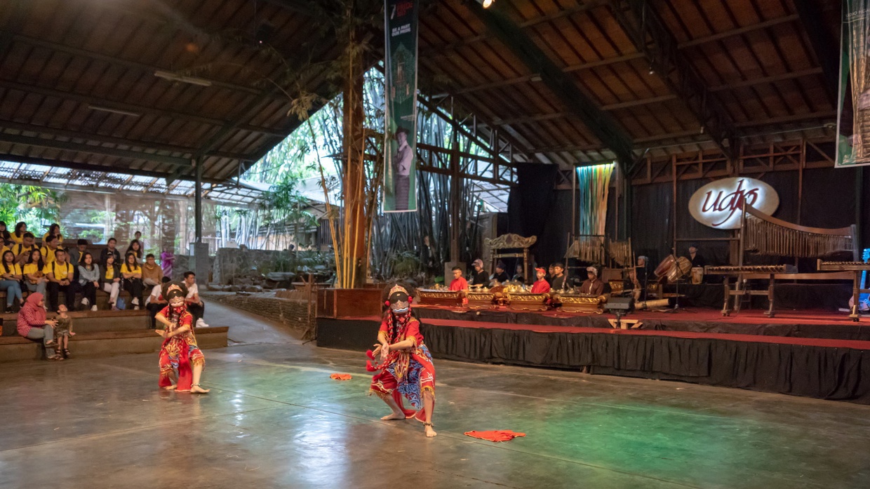 Mengenal Sistem Religi dan Sistem Kekerabatan pada Suku Sunda Mengenal Sistem Religi dan Sistem Kekerabatan pada Suku Sunda