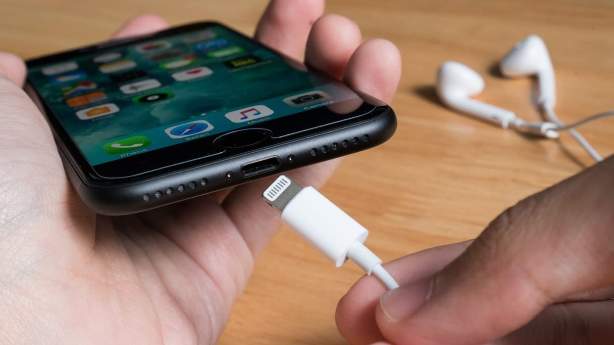 Mengapa Apple Begitu Ngotot Menolak USB? Mengapa Apple Begitu Ngotot Menolak USB?