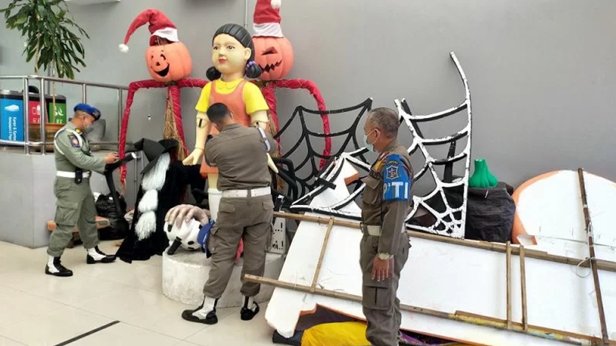 Langgar Aturan, Boneka Squid Game di Surabaya Dibongkar Satpol PP Langgar Aturan, Boneka Squid Game di Surabaya Dibongkar Satpol PP