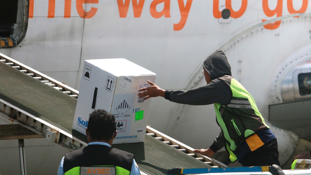 1,7 Juta Lebih Vaksin Pfizer dari Amerika Diterima Pemerintah RI 1,7 Juta Lebih Vaksin Pfizer dari Amerika Diterima Pemerintah RI