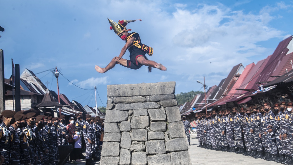 Atraksi Lompat Batu di Nias Selatan