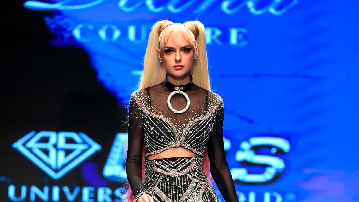 Kolaborasi Diana Couture dan UBS Gold di Los Angeles Fashion Week Kolaborasi Diana Couture dan UBS Gold di Los Angeles Fashion Week