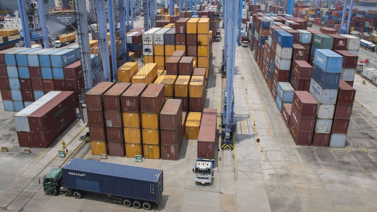 Indef Usul Bea Masuk Naik agar RI Tak Banjir Produk Impor Indef Usul Bea Masuk Naik agar RI Tak Banjir Produk Impor