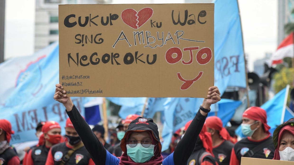 Kenaikan UMP 2022 Tipis Bikin Buruh Menjerit, Pemerintah Bisa Apa? Kenaikan UMP 2022 Tipis Bikin Buruh Menjerit, Pemerintah Bisa Apa?