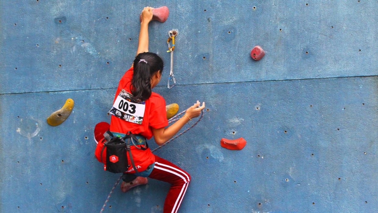 Manfaat Olahraga Panjat Tebing, Teknik, dan Peralatannya