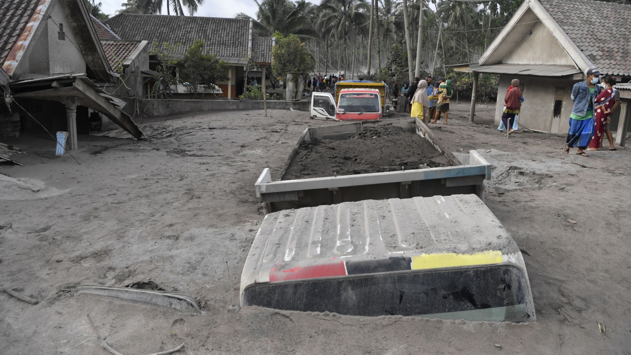 Cara Membersihkan Mobil dari Abu Vulkanik Erupsi Gunung Semeru Cara Membersihkan Mobil dari Abu Vulkanik Erupsi Gunung Semeru