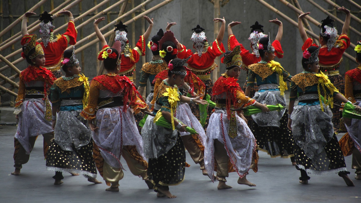 Fungsi Busana dan Pola Lantai Sebagai Unsur Tari Tradisional Fungsi Busana dan Pola Lantai Sebagai Unsur Tari Tradisional