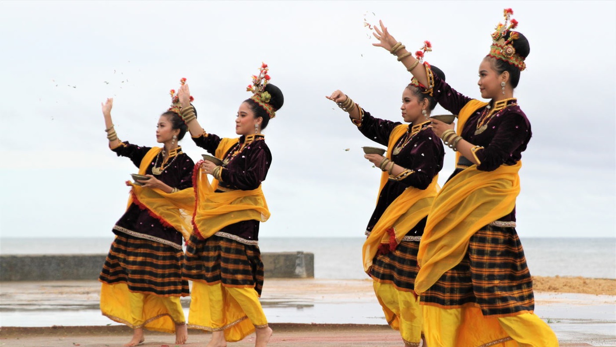 Contoh Tari Kreasi Baru dan Jenisnya: Tari Pola Tradisi-Non Tradisi Contoh Tari Kreasi Baru dan Jenisnya: Tari Pola Tradisi-Non Tradisi