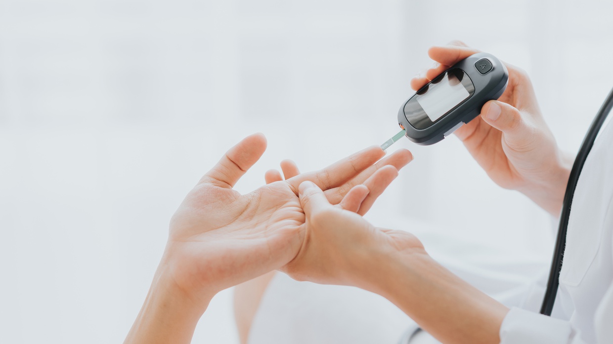 6 Tips Menjaga Kadar Gula Darah Tetap Normal saat Puasa