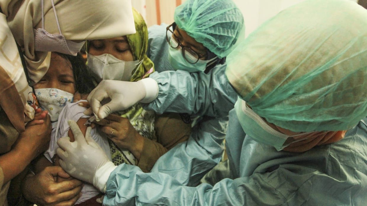 Jokowi Minta Vaksinasi COVID Anak 6-11 Tahun Tak Ganggu Vaksin Lain