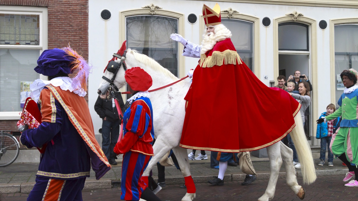 Pit Hitam, Asisten Sinterklaas Simbol Rasisme & Kolonialisme Pit Hitam, Asisten Sinterklaas Simbol Rasisme & Kolonialisme