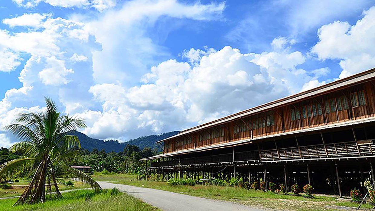 Keunikan Rumah Adat Panjang Kalimantan Barat & Fungsinya