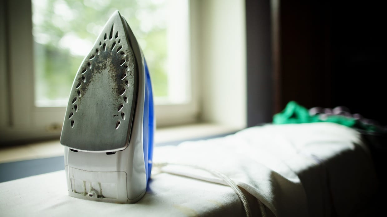 Cara Membersihkan Setrika Lengket dengan Bahan yang Ada di Rumah Cara Membersihkan Setrika Lengket dengan Bahan yang Ada di Rumah