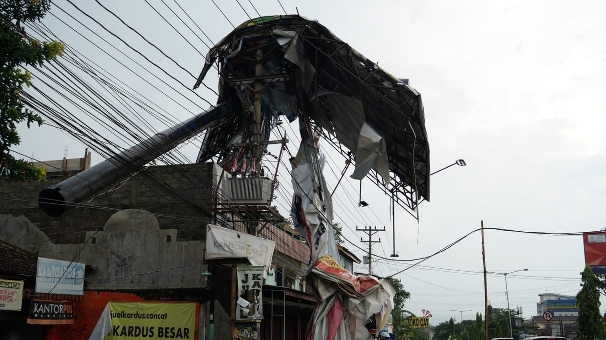 Baliho Roboh di Sleman Kena Tiang Listrik,Ribuan Rumah Mati Listrik