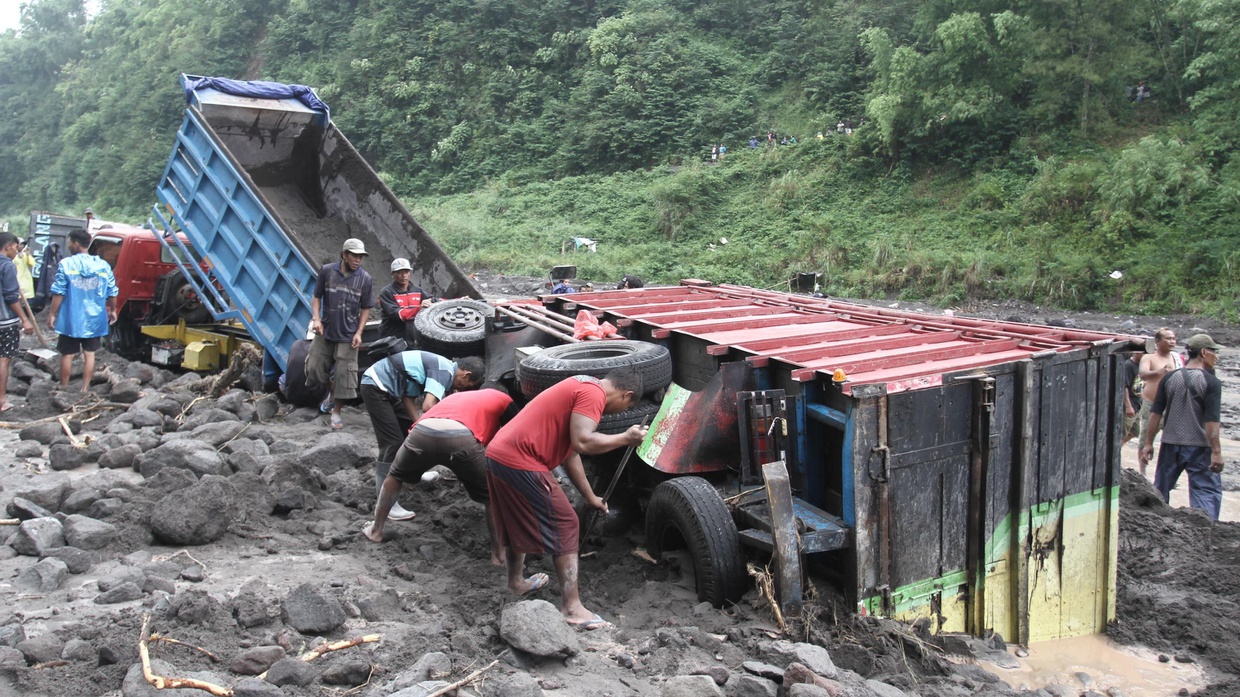 Banjir Lahar Dingin Gunung Merapi, Truk Penambang Pasir Ikut Hanyut Banjir Lahar Dingin Gunung Merapi, Truk Penambang Pasir Ikut Hanyut
