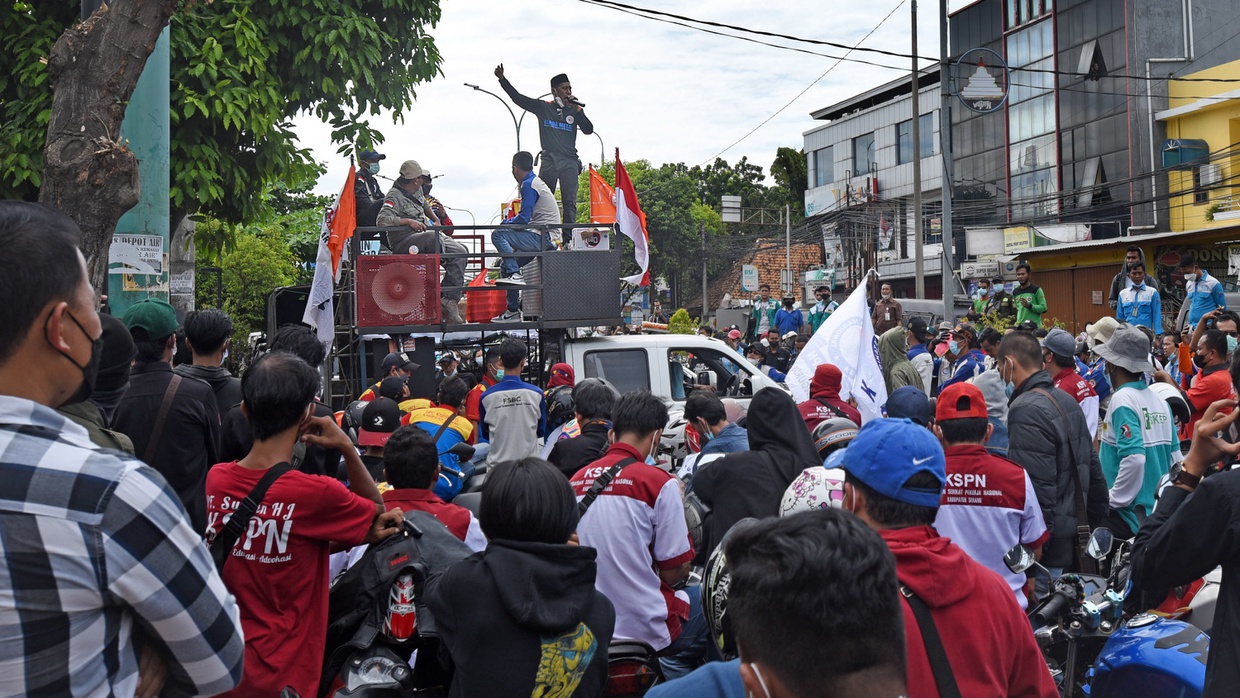 Debat JHT & JKP: Dari Aturan Pesangon, Hingga Isu Tak Taat Hukum