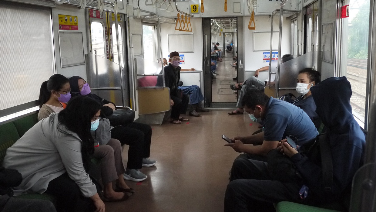 PPKM Dicabut, Heru Imbau Tetap Pakai Masker di Transportasi Umum