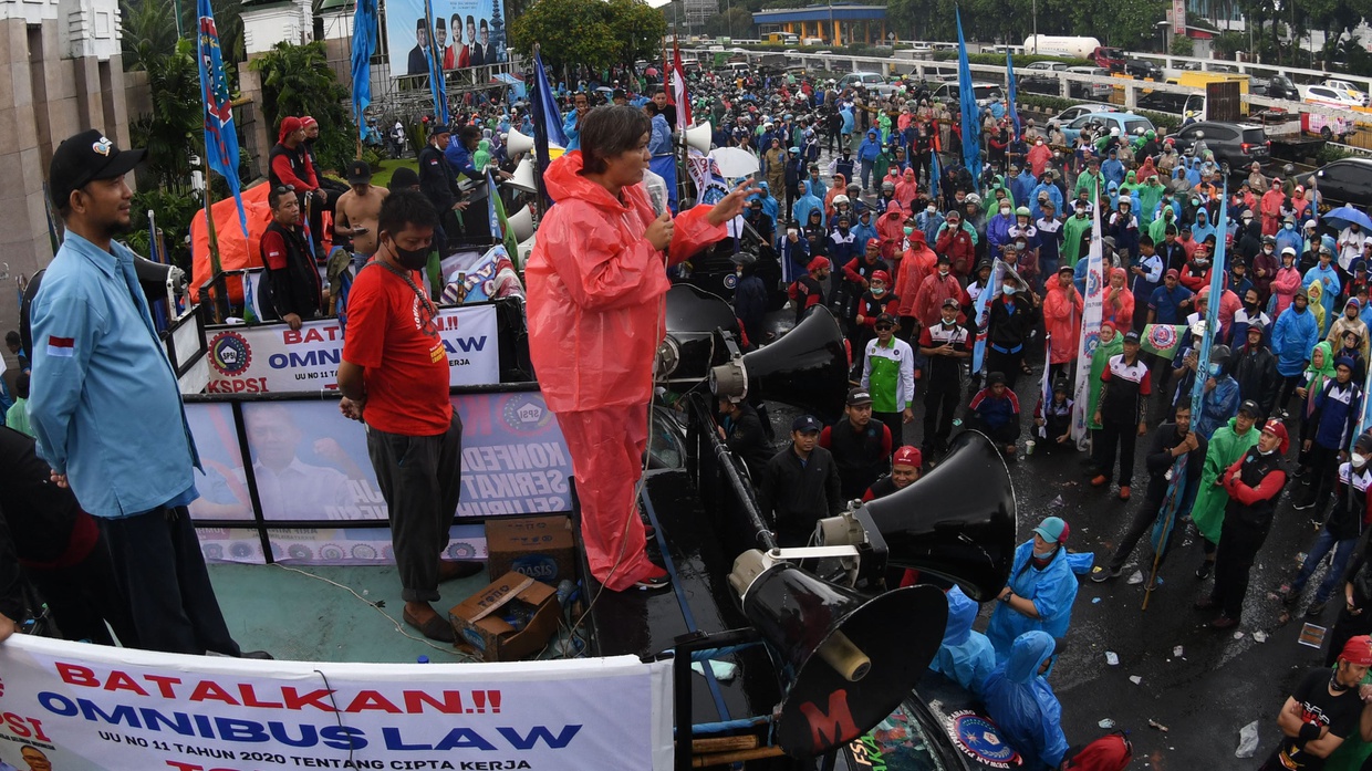 Demo Buruh Tuntut 15 Poin: Tolak Omnibuslaw hingga Jaminan NonPNS Demo Buruh Tuntut 15 Poin: Tolak Omnibuslaw hingga Jaminan NonPNS