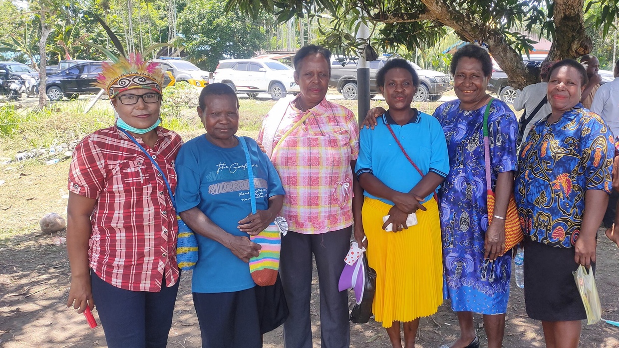 Mengolah Minyak Kelapa, Cara Warga Sarmi Papua Lawan Mahalnya Migor Mengolah Minyak Kelapa, Cara Warga Sarmi Papua Lawan Mahalnya Migor