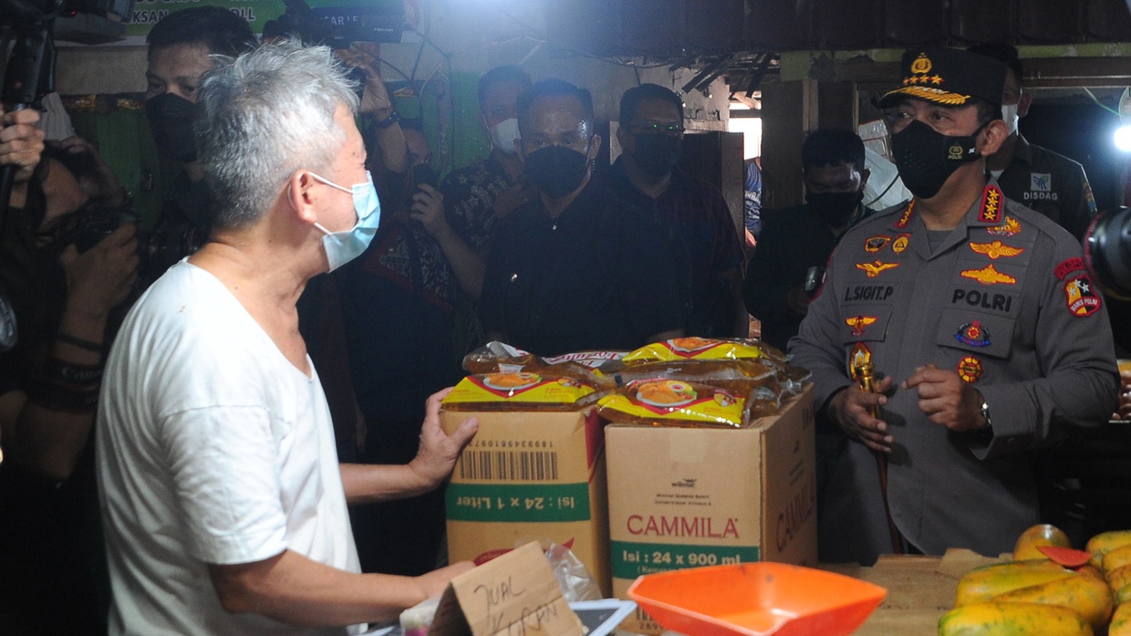 Kapolri Janji Tindak Tegas Pelanggar Kebijakan soal Minyak Goreng Kapolri Janji Tindak Tegas Pelanggar Kebijakan soal Minyak Goreng