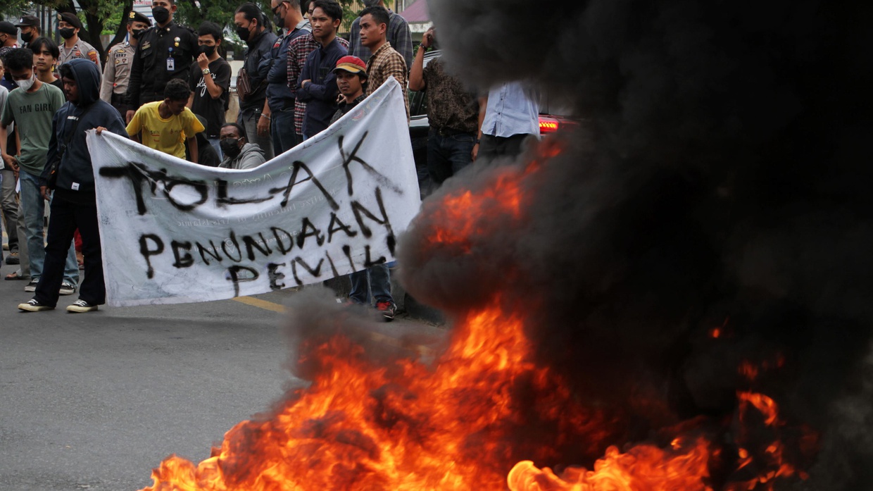 Demonstrasi: Antara Cara Damai dan Jalan Kekerasan