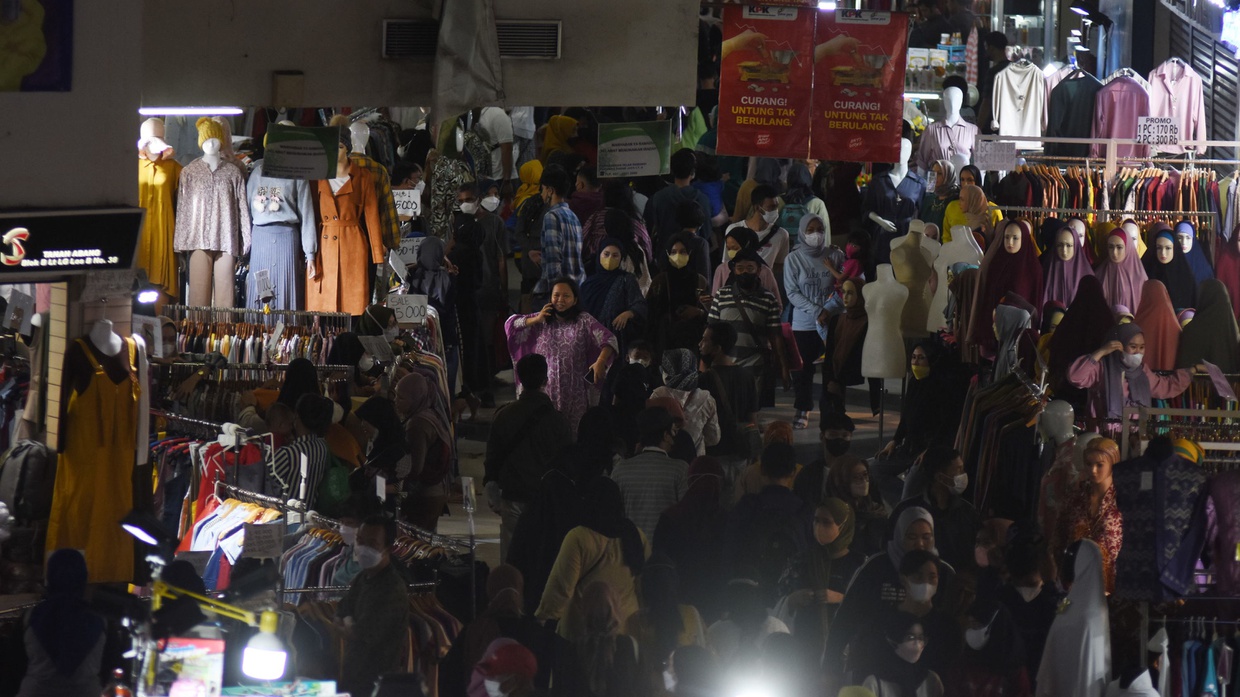 Ramainya Pasar Tanah Abang Jelang Lebaran Saat THR Dibayar Penuh Ramainya Pasar Tanah Abang Jelang Lebaran Saat THR Dibayar Penuh