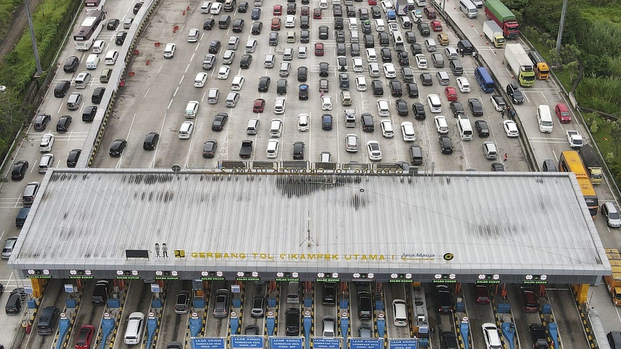 102.836 Kendaraan Tinggalkan Jakarta Lewat GT Cikampek Utama