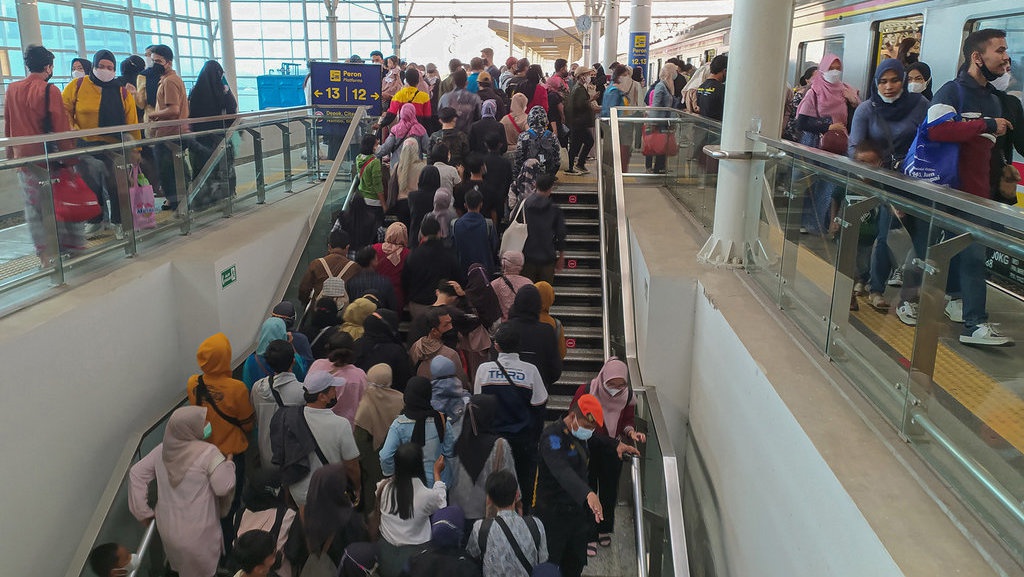 Urai Kepadatan Stasiun Manggarai, Kemenhub Bangun 5 Tangga Baru Urai Kepadatan Stasiun Manggarai, Kemenhub Bangun 5 Tangga Baru