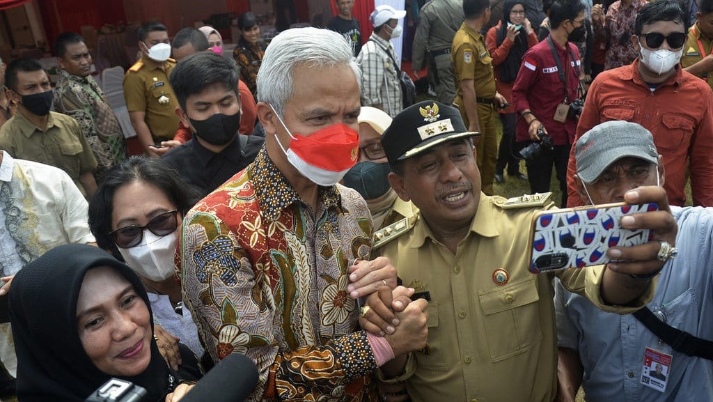 Dilema Ganjar Pranowo di Antara Aturan PDIP & Keinginan Relawan Dilema Ganjar Pranowo di Antara Aturan PDIP & Keinginan Relawan