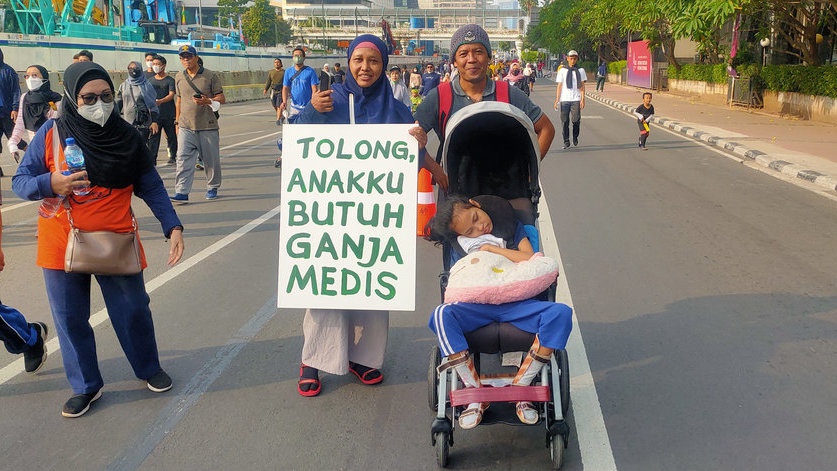 Perjuangan Seorang Ibu Menuntut Legalisasi Ganja Medis Demi Anaknya