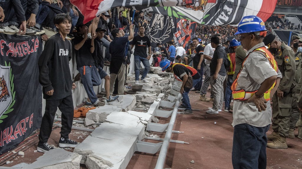 Sesalkan Aksi Jakmania, Jakpro: Pagar Bukan Buat Diinjak & Diduduki Sesalkan Aksi Jakmania, Jakpro: Pagar Bukan Buat Diinjak & Diduduki