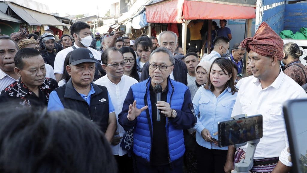 Mengandung Jamur, Zulhas Musnahkan 750 Bal Baju Bekas Impor Mengandung Jamur, Zulhas Musnahkan 750 Bal Baju Bekas Impor