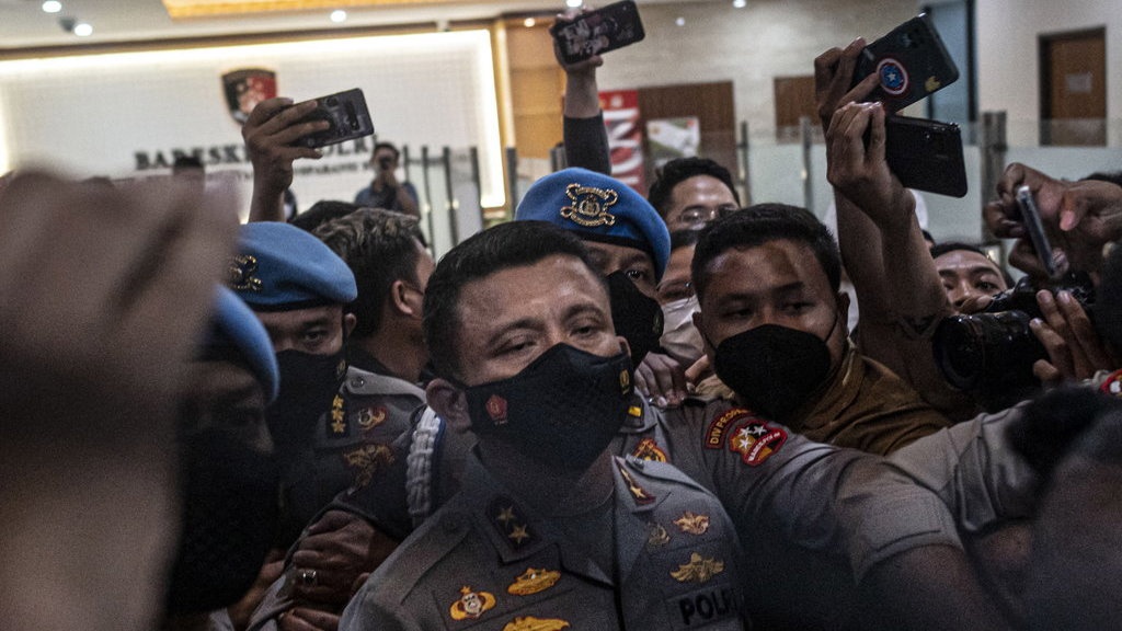 Sambo Dibawa ke Mako Brimob, Pengacara Bharada E Mengundurkan Diri Sambo Dibawa ke Mako Brimob, Pengacara Bharada E Mengundurkan Diri