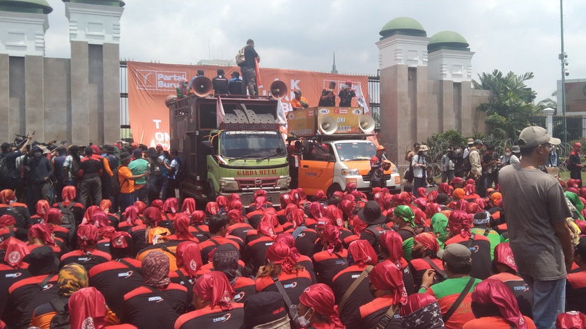 Buruh Desak Anggota DPR Temui Massa Demo Tolak Kenaikan Harga BBM Buruh Desak Anggota DPR Temui Massa Demo Tolak Kenaikan Harga BBM