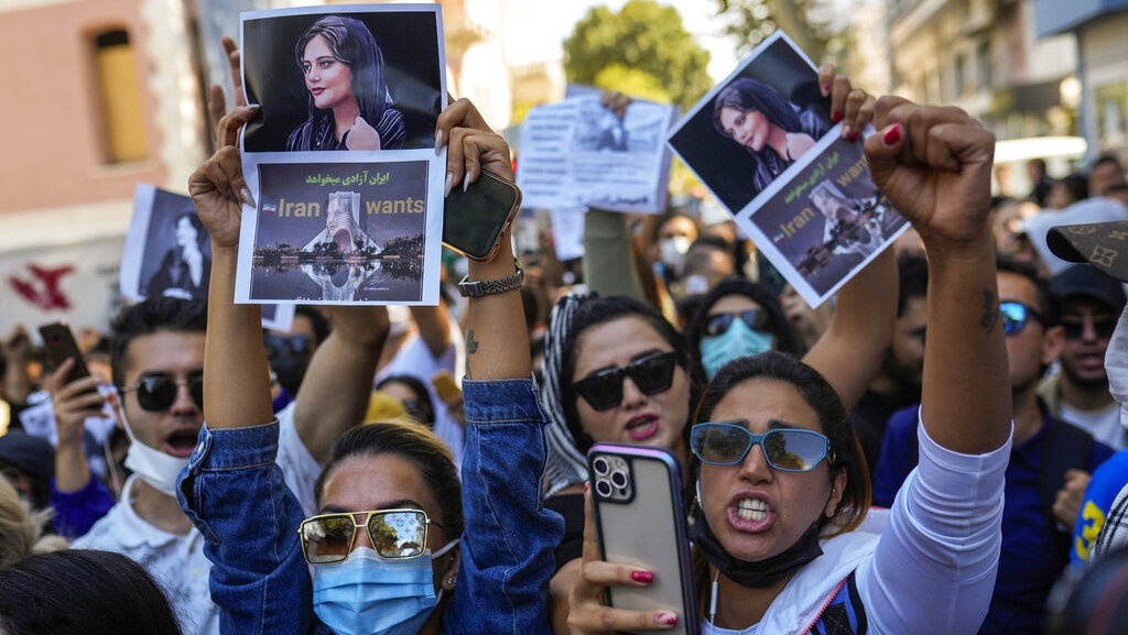 Revolusi Iran dan Represi terhadap Tubuh Perempuan Revolusi Iran dan Represi terhadap Tubuh Perempuan