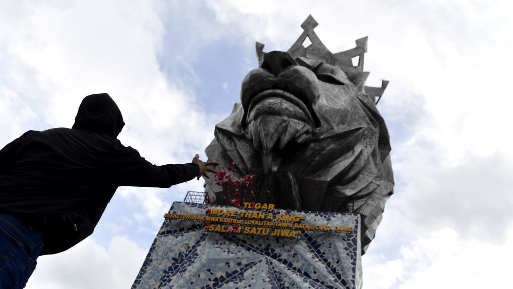 Aremania Tabur Bunga di Stadion Kanjuruhan Aremania Tabur Bunga di Stadion Kanjuruhan