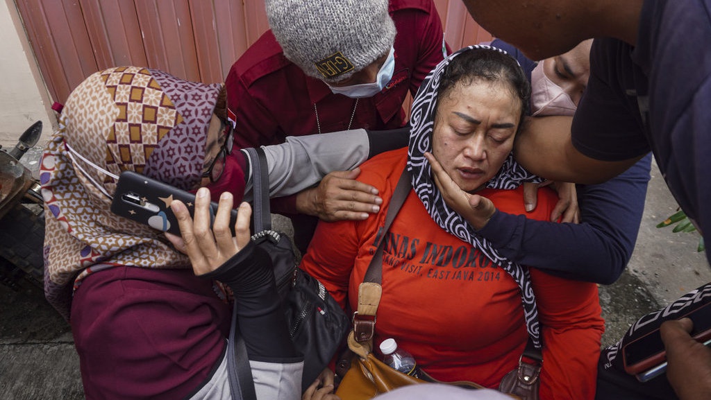 Keluarga Identifikasi Korban Tragedi Stadion Kanjuruhan