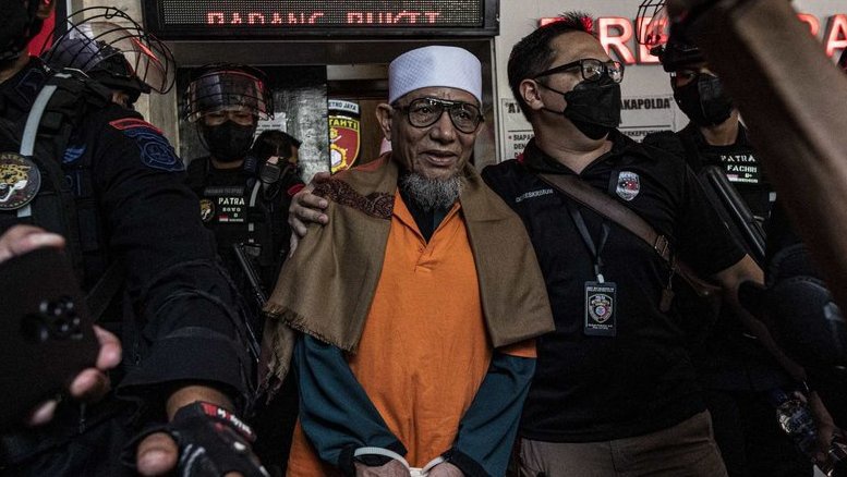 Polisi Serahkan 10 Tersangka Khilafatul Muslimin ke Kejaksaan Polisi Serahkan 10 Tersangka Khilafatul Muslimin ke Kejaksaan