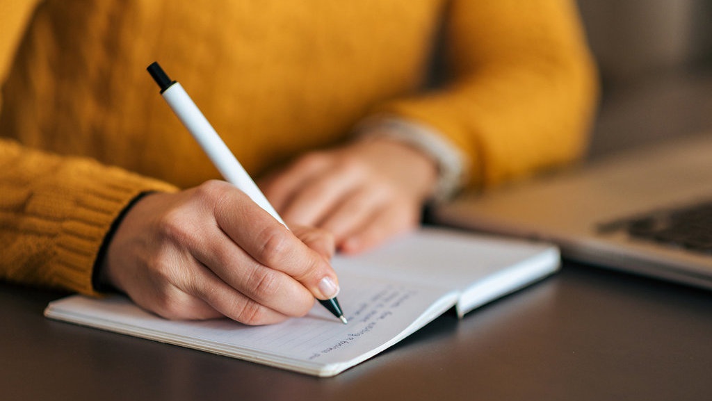 5 Contoh Teks Cerita Sejarah Pribadi tentang Sekolah & Liburan