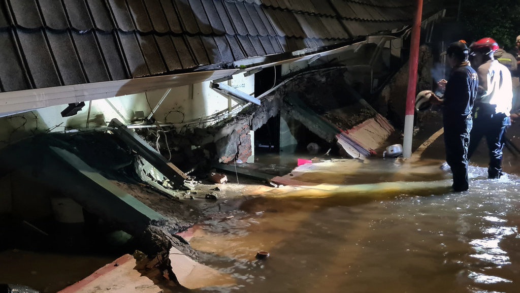 Anies Fasilitasi Pemakaman dan Beri Santunan Korban MTsN 19